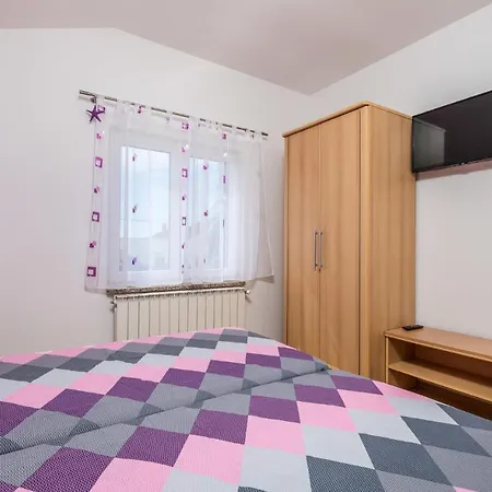 2 Bedroom Beautiful In Rukavac Apartment *