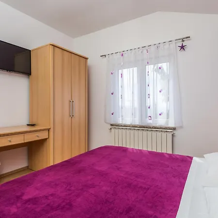 Apartment 2 Bedroom Beautiful In Rukavac *