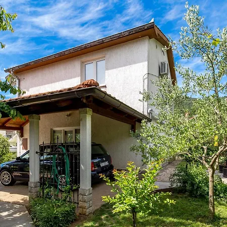 Apartment 2 Bedroom Beautiful In Rukavac